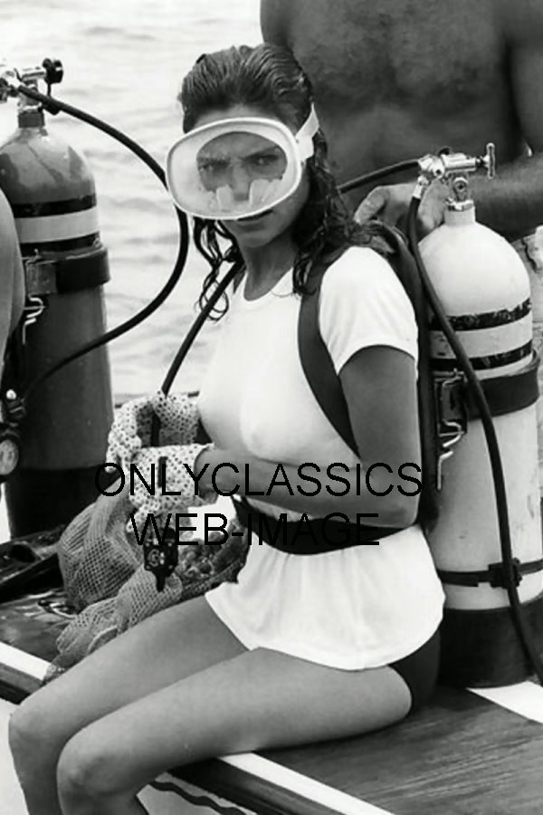 SEXY JACQUELINE BISSET SCUBA DIVING THE DEEP REVEALING PHOTO PINUP